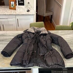 Elegant Black Puffer Jacket with Gray Interior